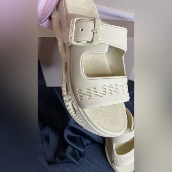 Woman Hunter Slides-10m - Picture 6 of 9